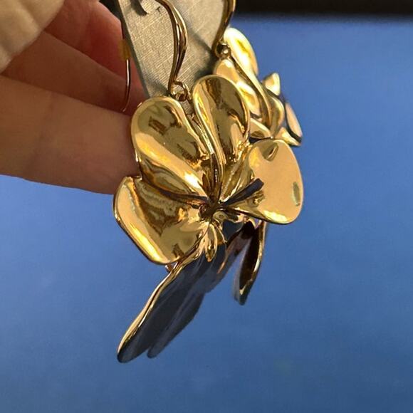 Robert Lee Morris Studio Gold Tone Flower Dangle Earrings NWT - Picture 3 of 6